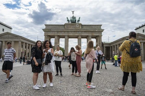 Khách du lịch tại Berlin, Đức, trong bối cảnh dịch COVID-19 lan rộng. (Ảnh: AFP/TTXVN)