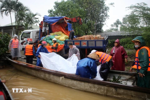 Lực lượng cứu hộ chuyển quà cứu trợ nhân dân vùng lũ lụt huyện Hải Lăng. (Ảnh: Hồ Cầu/TTXVN)