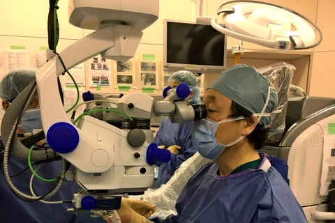 Một ca phẫu thuật mắt tại Kobe, Nhật Bản. (Nguồn: asia.nikkei.com)
