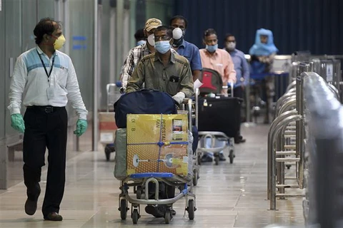 Công dân Ấn Độ về tới sân bay quốc tế Anna ở thành phố Chennai sau khi được sơ tán khỏi UAE. (Ảnh: AFP/TTXVN)