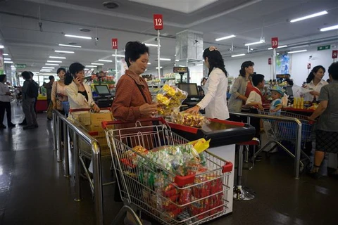 Người dân mua hàng hóa trong siêu thị tại Bình Nhưỡng, Triều Tiên. (Ảnh: AFP/TTXVN)