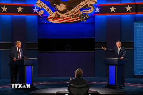Tổng thống Mỹ Donald Trump (trái) và ứng viên Tổng thống của đảng Dân chủ Joe Biden (phải) tại cuộc tranh luận trực tiếp lần thứ nhất ở thành phố Cleveland, bang Ohio ngày 29/9/2020. (Ảnh: AFP/TTXVN)