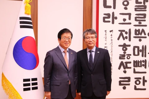 Chủ tịch Quốc hội Hàn Quốc chụp ảnh với Đại sứ Nguyễn Vũ Tùng. (Ảnh: Mạnh Hùng/Vietnam+)