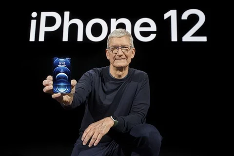 Mẫu iPhone Pro 12 mới được Giám đốc điều hành Apple, ông Tim Cook giới thiệu tại buổi lễ ra mắt trực tuyến ở Cupertino, bang California (Mỹ) ngày 13/10/2020. (Ảnh: AFP/TTXVN)