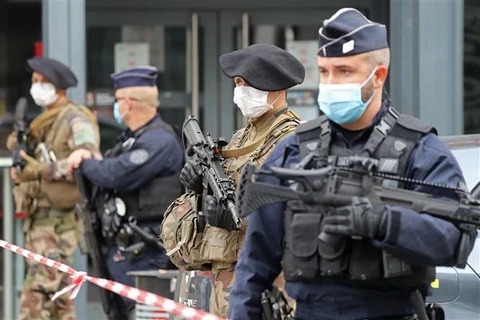 Lực lượng an ninh Pháp phong tỏa hiện trường vụ tấn công bằng dao ở một nhà thờ thành phố Nice, ngày 29/10. (Ảnh: AFP/TTXVN)