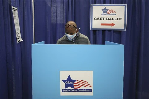 Cử tri bỏ phiếu sớm bầu Tổng thống Mỹ 2020 tại điểm bầu cử ở Chicago, bang Illinois. (Ảnh: AFP/TTXVN)