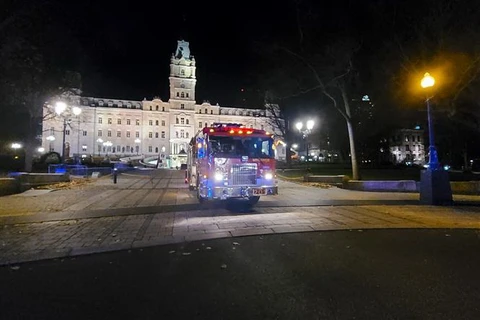 Xe cứu hỏa đỗ tại hiện trường vụ tấn công bằng dao ở thành phố Quebec, Canada ngày 1/11/2020. (Ảnh: AFP/TTXVN)