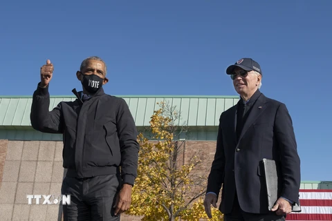 Cựu Tổng thống Mỹ Barack Obama (trái) và ứng cử viên Tổng thống của Đảng Dân chủ Joe Biden (phải) tại cuộc vận động tranh cử ở bang Michigan ngày 31/10/2020. (Ảnh: AFP/TTXVN)