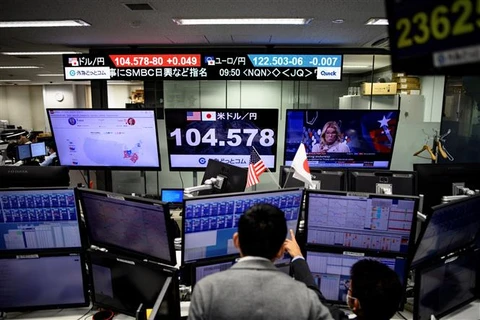 Các giao dịch viên tại sàn chứng khoán Tokyo. (Ảnh: AFP/TTXVN)