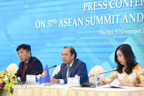 Thứ trưởng Bộ Ngoại giao Nguyễn Quốc Dũng, Trưởng SOM ASEAN Việt Nam chủ trì Họp báo. (Ảnh: Văn Điệp/TTXVN)