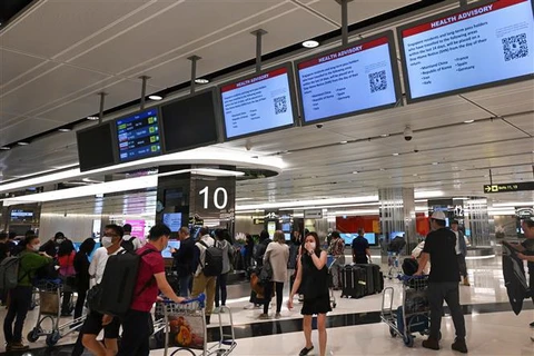 Hành khách tại sân bay quốc tế Changi, Singapore. (Ảnh: AFP/ TTXVN)