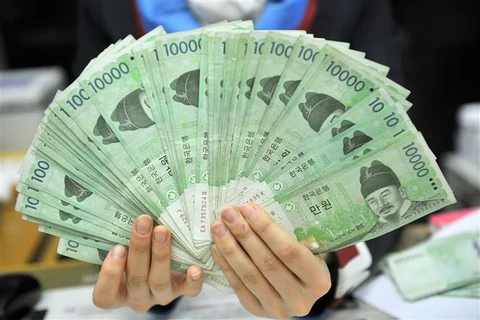 Đồng won tại một ngân hàng ở Seoul, Hàn Quốc. (Ảnh: AFP/TTXVN)