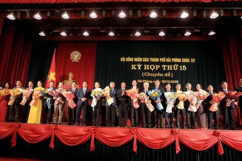 Lãnh đạo thành phố Hải Phòng tặng hoa các cán bộ vừa được bầu và miễn nhiệm. (Nguồn: baochinhphu.vn)