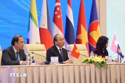 Thủ tướng Nguyễn Xuân Phúc, Chủ tịch ASEAN 2020 chủ trì buổi họp báo thông tin kết quả Hội nghị Cấp cao ASEAN 37 và các Hội nghị Cấp cao liên quan. (Ảnh: Văn Điệp/TTXVN)