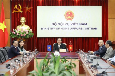 Bộ trưởng Bộ Nội vụ Lê Vĩnh Tân chủ trì tại điểm cầu Hà Nội. (Ảnh: Văn Điệp/TTXVN)