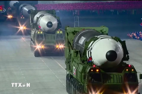 Quân đội Triều Tiên giới thiệu một mẫu tên lửa đạn đạo xuyên lục địa (ICBM) hoàn toàn mới. (Ảnh: AFP/TTXVN)