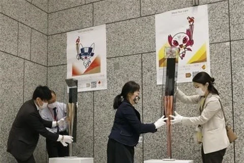 Hai ngọn đuốc Olympic và Paralympic được trưng bày tại Tokyo, Nhật Bản, ngày 2/11/2020. (Ảnh: Kyodo/TTXVN)
