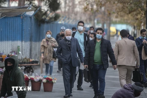 Người dân đeo khẩu trang phòng lây nhiễm COVID-19 tại Tehran, Iran. (Ảnh: THX/TTXVN)