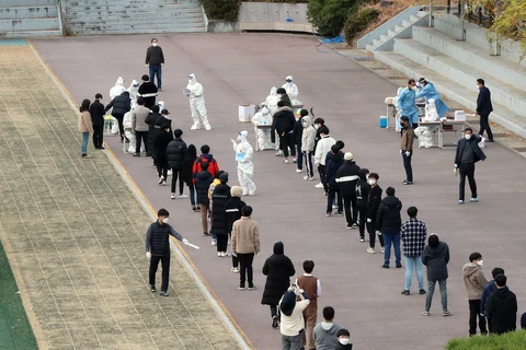 Học sinh xếp hàng chờ xét nghiệm COVID-19 tại một trường trung học ở Gwangju, Hàn Quốc, ngày 26/11/2020. (Ảnh: Yonhap/TTXVN)