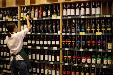 Rượu vang nhập khẩu từ Australia được bày bán tại một cửa hàng ở Bắc Kinh, Trung Quốc. (Ảnh: AFP/TTXVN)