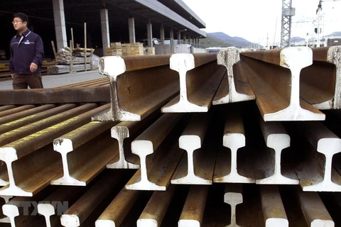 Sản phẩm thép được xếp tại cảng ở Busan, Hàn Quốc. (Ảnh: AFP/TTXVN)