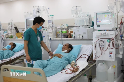 Bệnh viện Đa khoa Hồng Hưng (Tây Ninh) trang bị các thiết bị lọc thận nhân tạo hiện đại thu hút nhiều bệnh nhân đến điều trị. (Ảnh: Lê Đức Hoảnh/TTXVN)