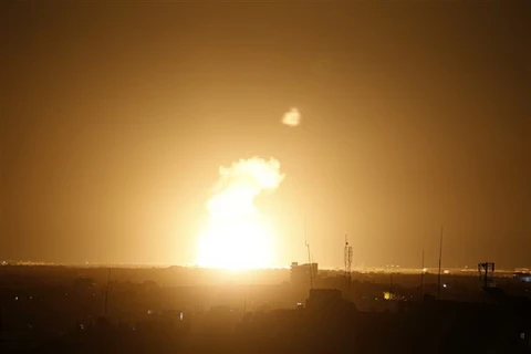 Khói lửa bốc lên sau cuộc không kích của Israel xuống thị trấn Khan Yunis, Nam Dải Gaza. (Ảnh: AFP/TTXVN)