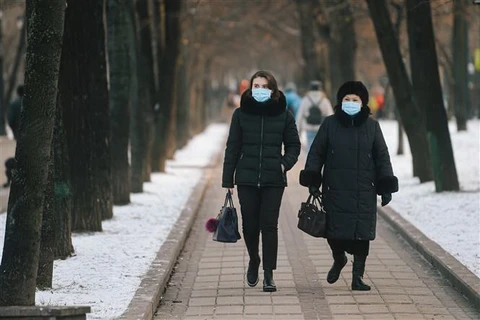 Người dân đeo khẩu trang phòng lây nhiễm COVID-19 tại Moskva, Nga, ngày 2/12/2020. (Ảnh: THX/TTXVN)