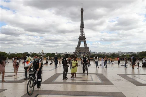 Người dân Pháp tại tháp Eiffel tại thủ đô Paris. (Ảnh: AFP/TTXVN)
