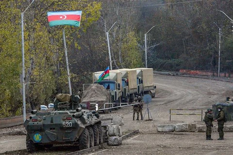 Binh sỹ Nga tham gia lực lượng giữ gìn hòa bình tuần tra gần thị trấn Shusha, khu vực xung đột Nagorny-Karabakh. (Ảnh: AFP/TTXVN)