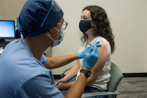 Tiêm thử nghiệm vắcxin ngừa COVID-19 cho tình nguyện viên tại Detroit, bang Michigan, Mỹ. (Ảnh: AFP/TTXVN)
