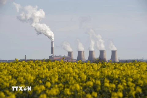 Khí thải phát ra từ một nhà máy gần Darlton, Anh. (Ảnh: AFP/TTXVN)