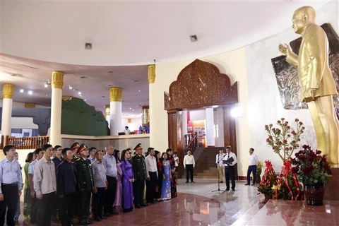 Đoàn đại biểu cán bộ nhân viên Đại sứ quán Việt Nam tại Lào đặt lãng hoa trước tượng đài Chủ tịch Kaysone Phomvihane tại Vientiane. (Ảnh: Phạm Kiên/TTXVN)