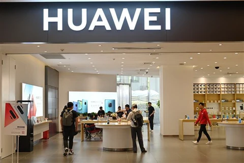 Một cửa hàng của Huawei tại trung tâm thương mại ở Thượng Hải, Trung Quốc. (Ảnh: AFP/TTXVN)