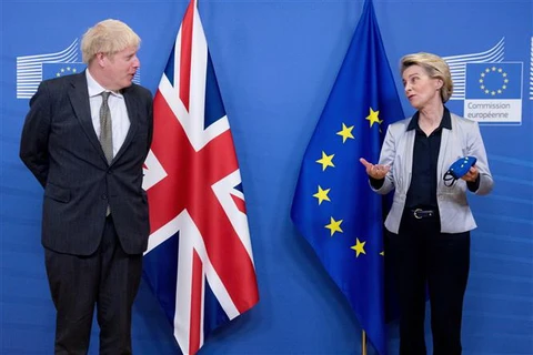 Chủ tịch Ủy ban châu Âu (EC) Ursula von der Leyen (phải) và Thủ tướng Anh Boris Johnson trong cuộc gặp tại Brussels, Bỉ, ngày 9/12/2020. (Ảnh: THX/TTXVN)