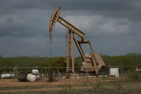 Một cơ sở khai thác dầu tại Cotulla, Texas, Mỹ. (Ảnh: AFP/TTXVN)