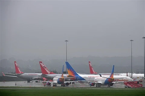 Máy bay đỗ tại sân bay Leeds Bradford, Anh. (Ảnh: AFP/TTXVN)