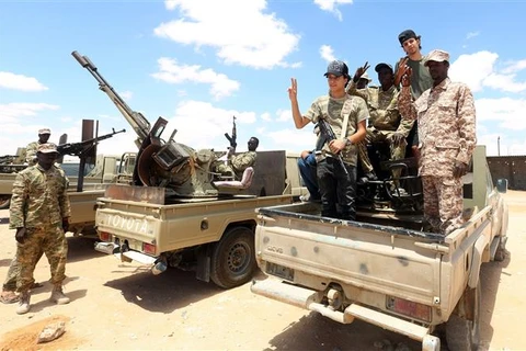 Các tay súng trung thành với Chính phủ Đoàn kết dân tộc Libya đóng chốt an ninh tại khu vực Abu Qurain, nằm giữa thủ đô Tripoli và thành phố Bengazi. (Ảnh: AFP/TTXVN)