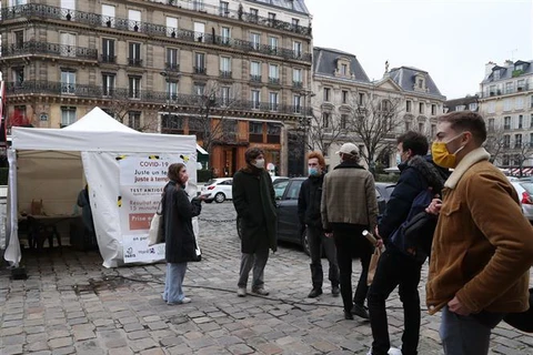 Người dân xếp hàng chờ lấy mẫu xét nghiệm COVID-19 tại Paris, Pháp. (Ảnh: THX/TTXVN)