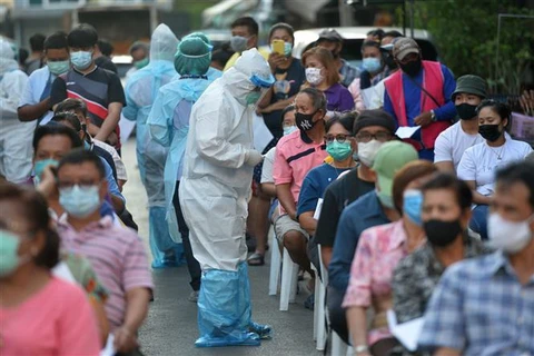 Người dân xếp hàng chờ xét nghiệm COVID-19 tại tỉnh Samut Sakhon, Thái Lan. (Ảnh: THX/TTXVN)