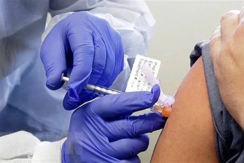 Tiêm phòng vắcxin ngừa COVID-19 cho tình nguyện viên. (Ảnh: AP/TTXVN)