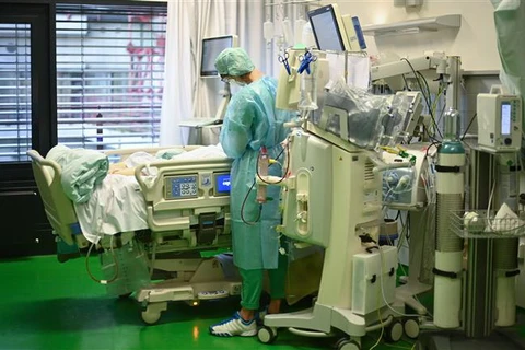 Bệnh nhân nhiễm COVID-19 điều trị tại bệnh viện Aachen, Đức. (Ảnh: AFP/TTVN)