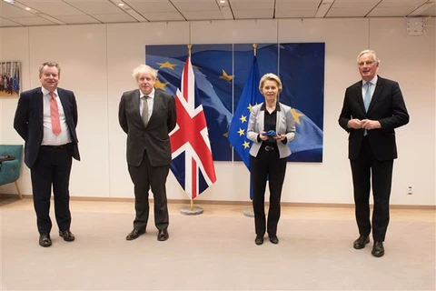 (Từ trái sang): Trưởng đoàn đàm phán Brexit của Anh David Frost, Thủ tướng Anh Boris Johnson, Chủ tịch Ủy ban châu Âu (EC) Ursula von der Leyen và Trưởng đoàn đàm phán Brexit của EU Michel Barnier trong cuộc gặp tại Brussels, Bỉ. (Ảnh: THX/TTXVN)