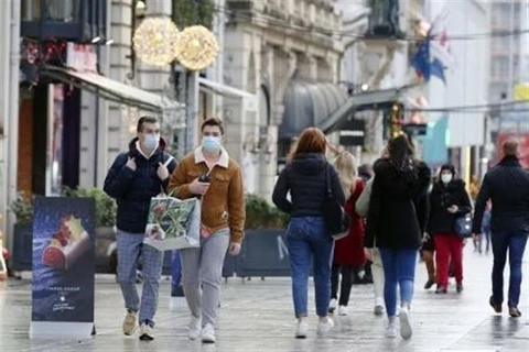 Người dân đeo khẩu trang phòng dịch COVID-19 tại Paris, Pháp. (Ảnh: Kyodo/TTXVN)