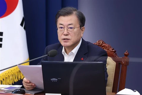 Tổng thống Hàn Quốc Moon Jae-in trong cuộc họp với các trợ lý cấp cao tại Seoul ngày 28/12/2020. (Ảnh: Yonhap/TTXVN)