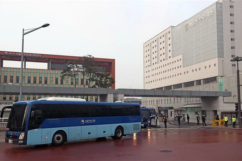 Xe buýt chở các tù nhân nhiễm COVID-19 tại nhà tù Dongbu, Đông Nam thủ đô Seoul, Hàn Quốc tới cơ sở y tế để điều trị ngày 28/12/2020. (Ảnh: Yonhap/TTXVN)