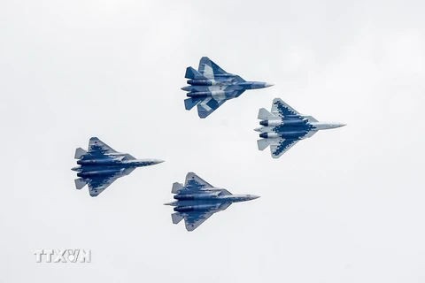 Tiêm kích tàng hình thế hệ thứ 5 Su-57 của Nga bay trình diễn tại triển lãm hàng không quốc tế MAKS ở ngoại ô thủ đô Moskva ngày 27/8/2019. (Ảnh: AFP/TTXVN)