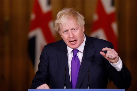 Thủ tướng Anh Boris Johnson tại cuộc họp báo ở London, Anh. (Ảnh: AFP/TTXVN)