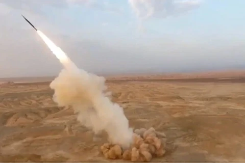 Iran phóng tên lửa đạn đạo từ dưới lòng đất. (Nguồn: Twitter)