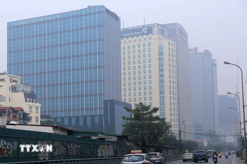 Các tòa nhà cao tầng chìm trong làn sương mờ nhìn từ đường Trần Nhật Duật. (Ảnh: Hoàng Hiếu/TTXVN)